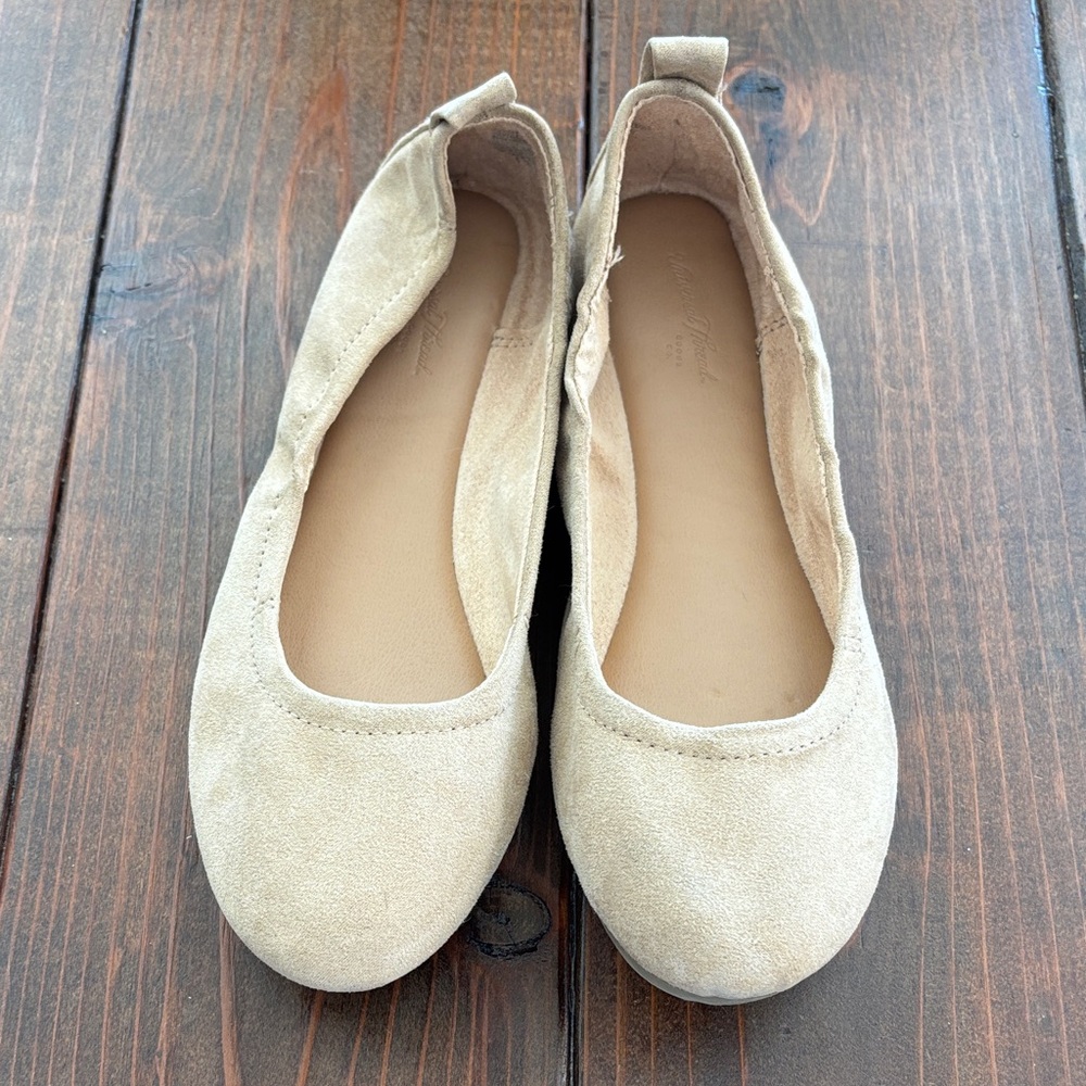 Universal Thread Beige Suede Ballet Flats | Women’s Size 6.5
